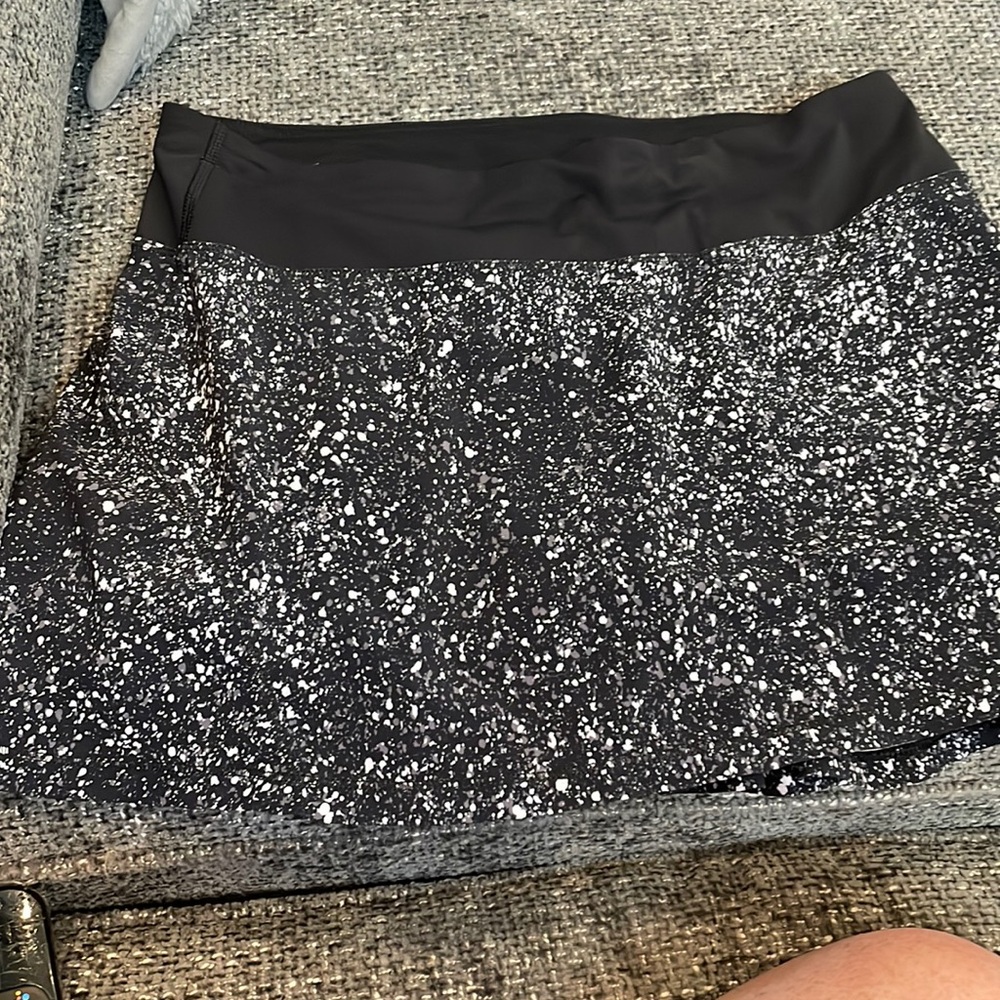 Lululemon size 6 Athliesure Skirt/Skort Black Spatter Flat Front Pleated Back